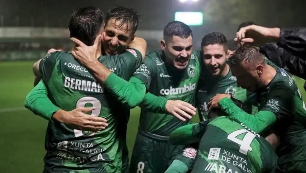 La plantilla celebrando la victoria contra la Unión Deportiva Almería