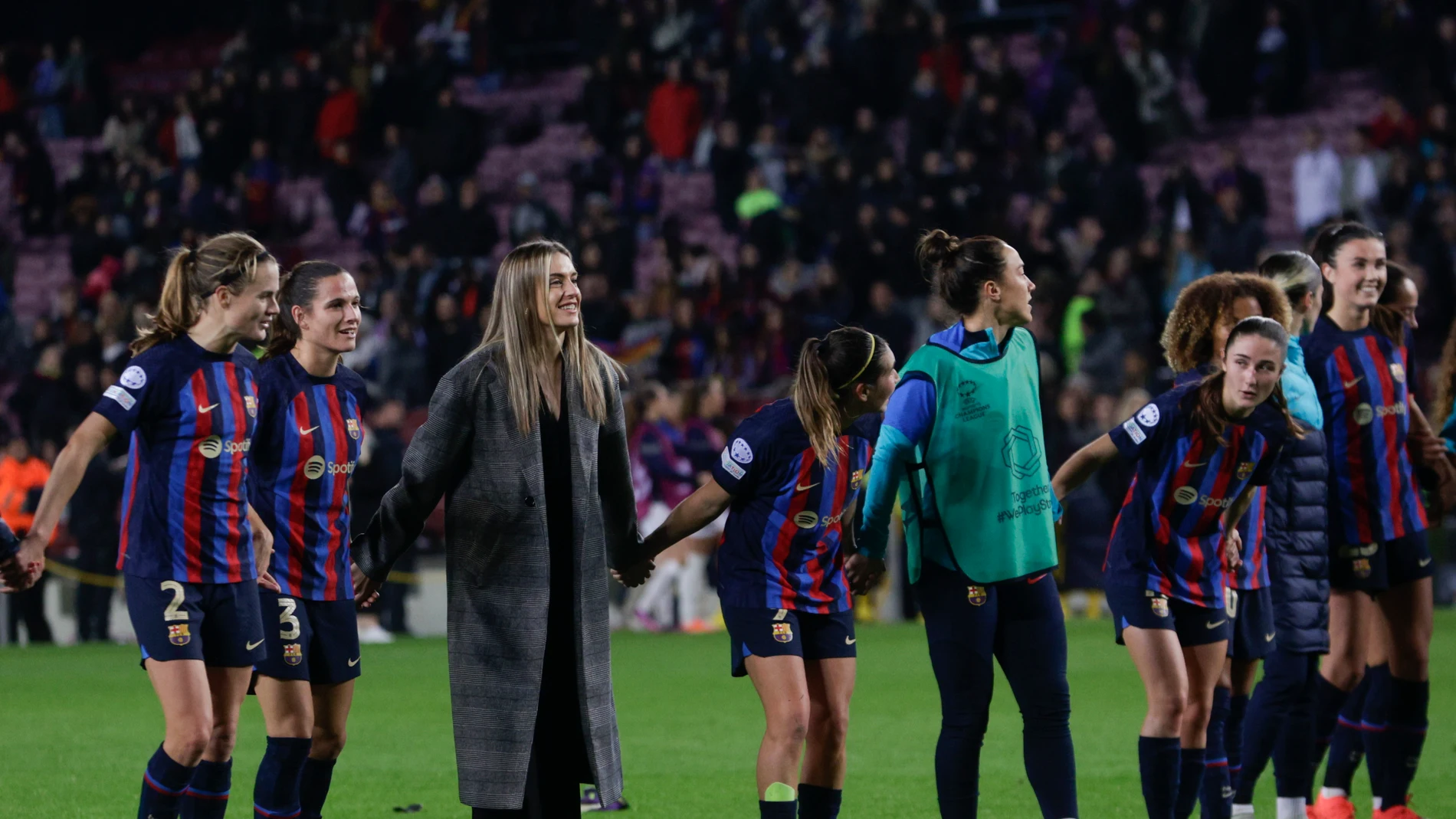 Alexia Putellas saluda a los aficionados junto a sus compañeras del Barça después de la victoria ante el Rosengard en el Spotify Camp Nou