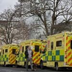 Los servicios de ambulancias en Reino Unido protagonizaron este miércoles su primera huelga en 30 años