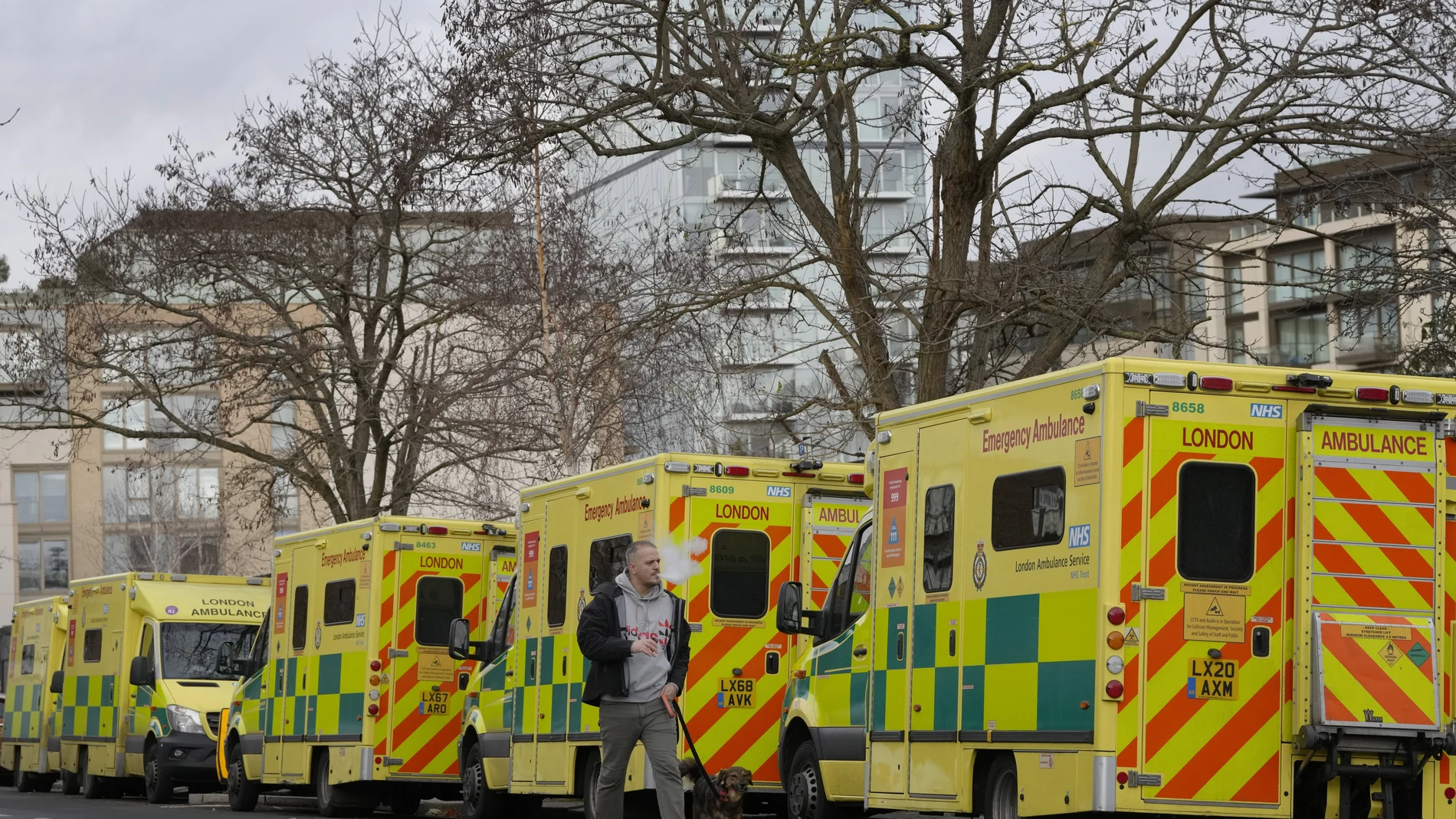 Los servicios de ambulancias en Reino Unido protagonizaron este miércoles su primera huelga en 30 años