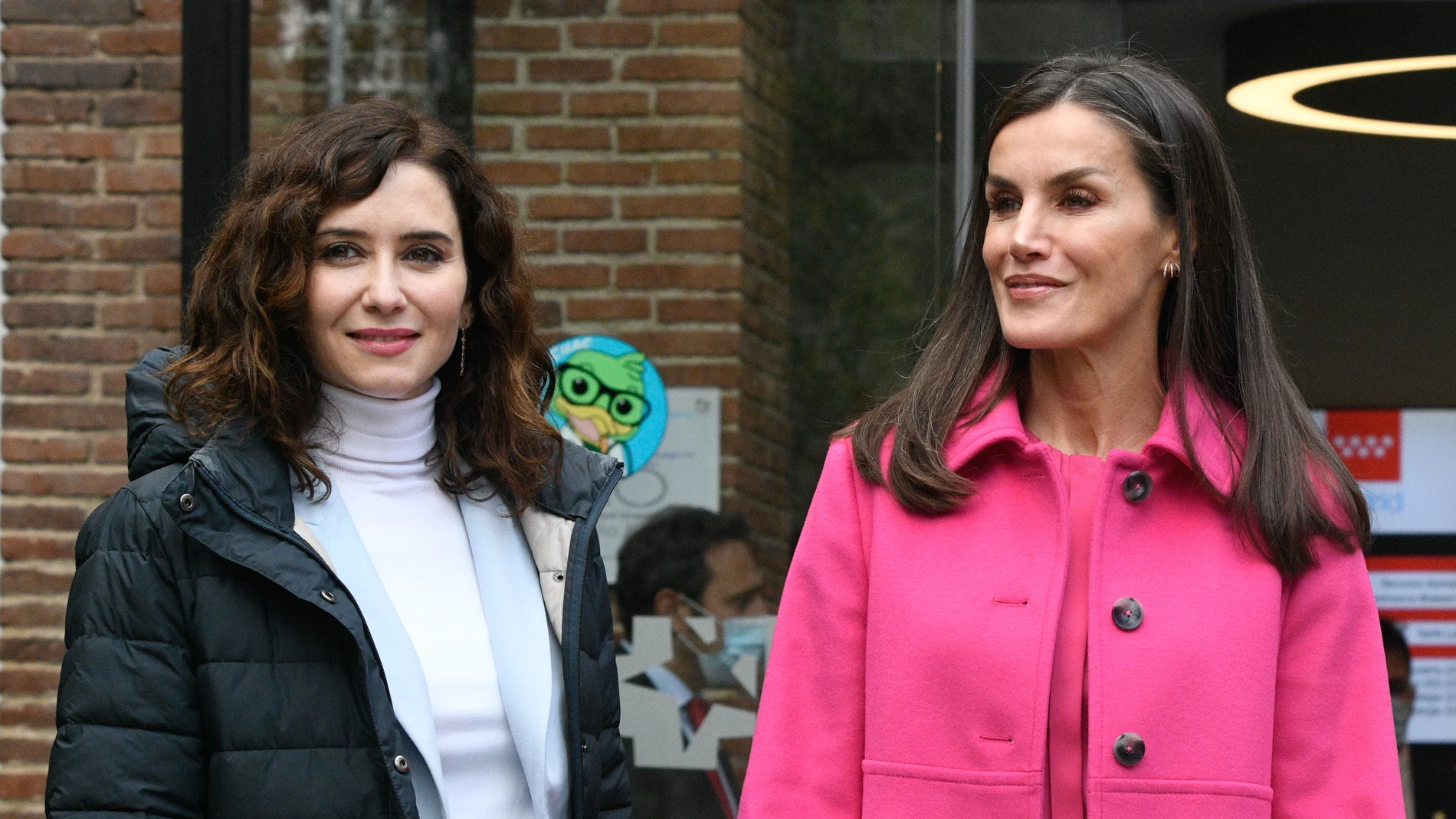 La Presidenta de la Comunidad de Madrid, Isabel Díaz Ayuso, y la Reina Letizia posan a su llegada al Hospital Infantil Universitario Niño Jesús, a 21 de diciembre de 2022, en Madrid (España). D