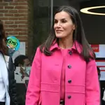 La Presidenta de la Comunidad de Madrid, Isabel Díaz Ayuso, y la Reina Letizia posan a su llegada al Hospital Infantil Universitario Niño Jesús, a 21 de diciembre de 2022, en Madrid (España). D