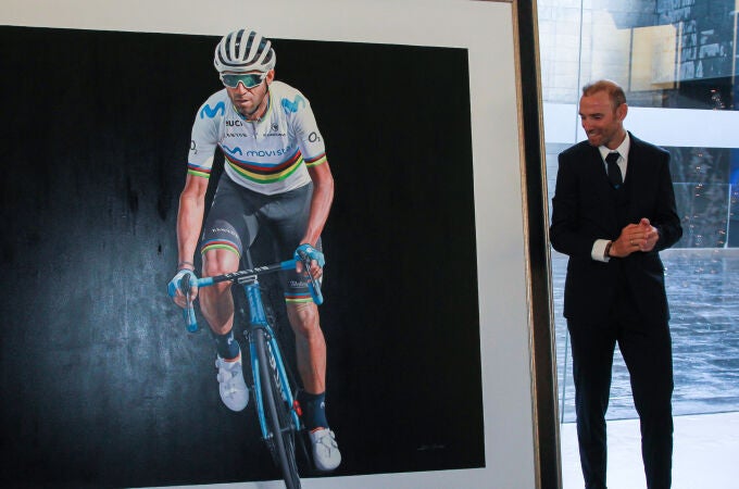 Alejandro Valverde posa delante de un cuadro con su imagen