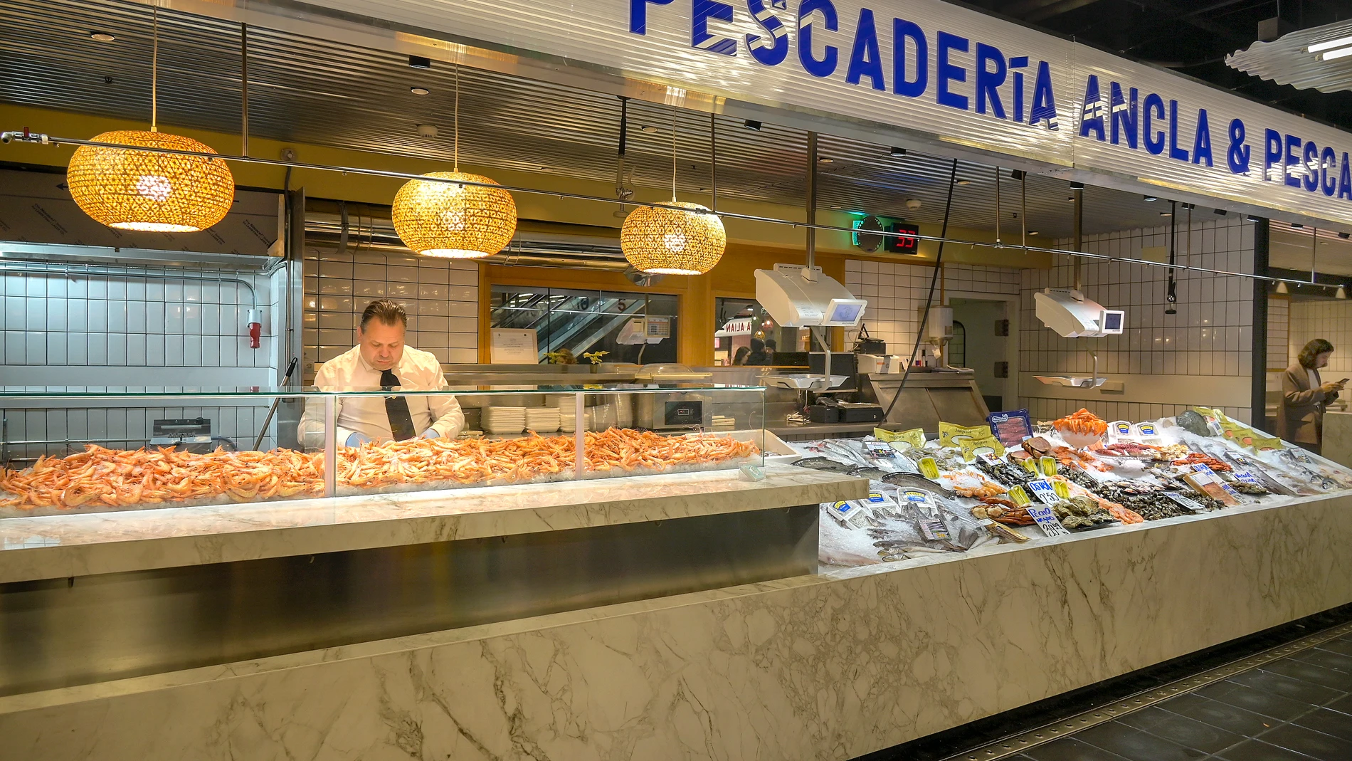 Puesto de pescados y mariscos en el Mercado de San Antón, en Madrid