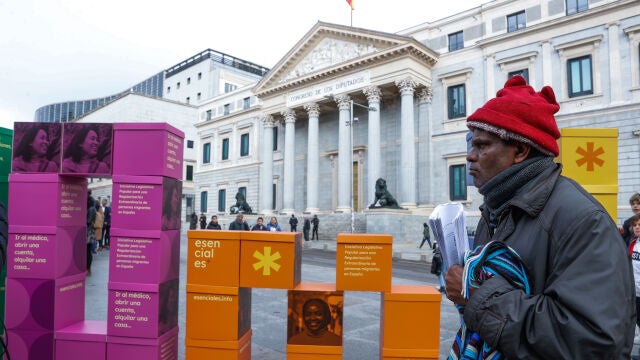 Concentración ante el Congreso con motivo de la entrega de cajas con firmas para la regularización extraordinaria de personas migrantes 