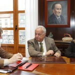 El consejero de Cultura, Turismo y Deporte, Gonzalo Santonja, interviene en una rueda de prensa conjunta con el alcalde de Soria, Carlos Martínez, para explicar las actuaciones de eficiencia energética en el Centro de Alto Entrenamiento y Promoción Deportiva, CAEP Soria