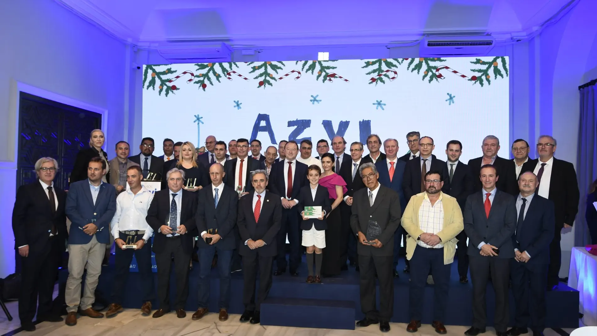 Foto de familia de los premiados por AZVI