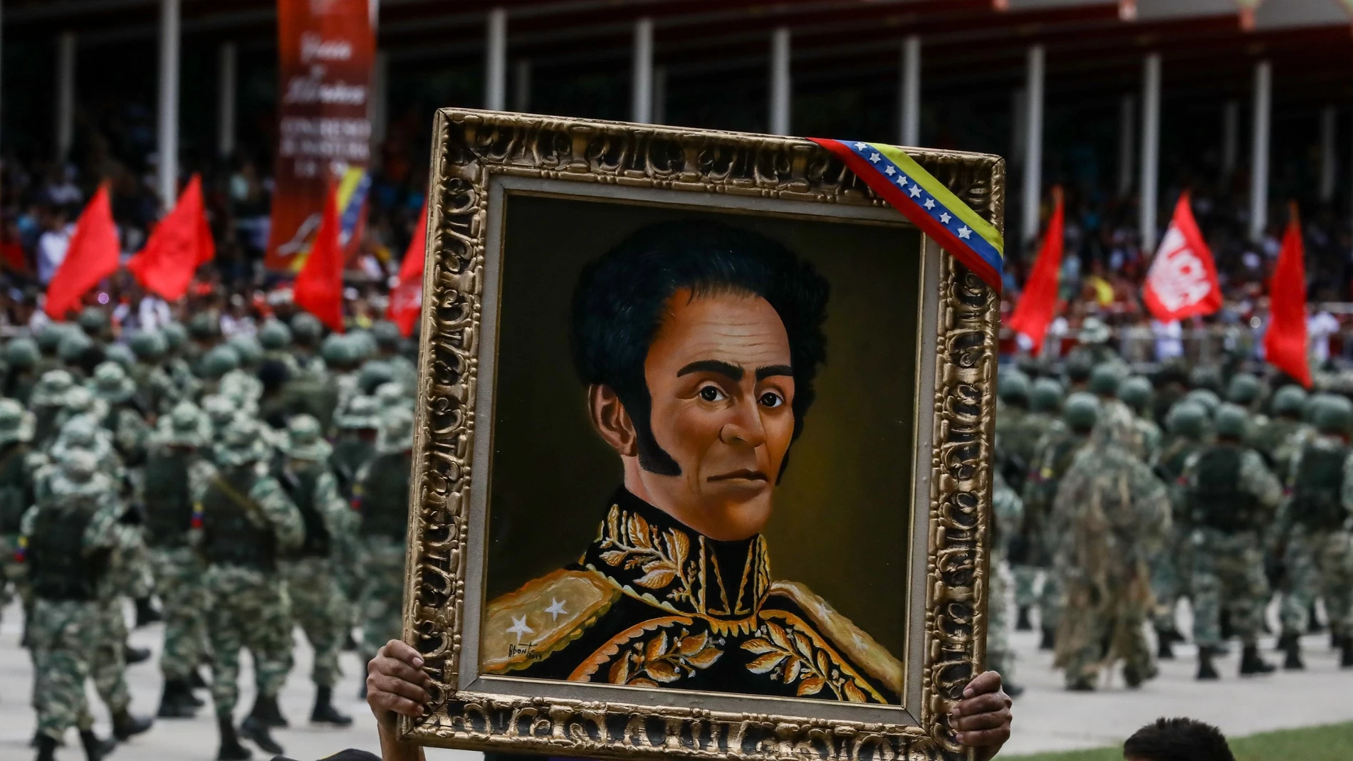 Un simpatizante chavista levanta un cuadro con la imagen de Simón Bolívar en Caracas
