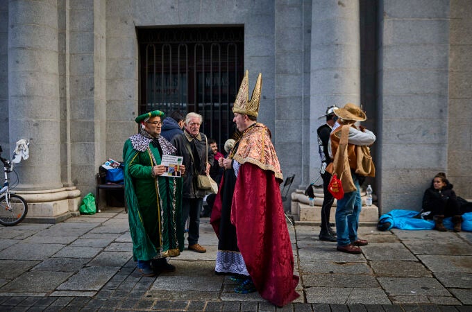 Juan, «El Obispo de la Lotería», en las inmediaciones del Teatro Real, donde hoy se cantará «El Gordo»