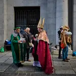 Juan, «El Obispo de la Lotería», en las inmediaciones del Teatro Real, donde hoy se cantará «El Gordo»