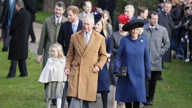 La Familia Real británica saliendo del servicio religioso de Navidad en Sandringham, en el año 2016, cuando todavía estaba el príncipe Harry