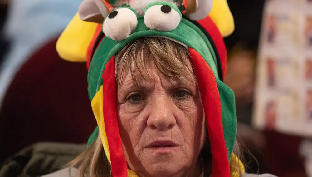 Una mujer disfraza al inicio del Sorteo Extraordinario de la Lotería de Navidad 2022, en el Teatro Real de Madrid