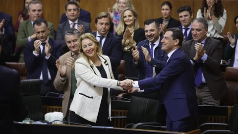 El presidente de la Junta de Andalucía, Juanma Moreno, felicita a la consejera de Economía, Hacienda y Fondos Europeos, Carolina España, tras la aprobación del Presupuesto vigente