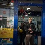 Una administración de Barcelona acumula décimos del cuarto y del quinto premio del Sorteo Extraordinario de Lotería de Navidad.DAVID ZORRAKINO - EUROPA PRESS22/12/2022