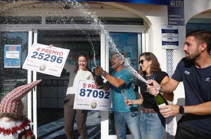 Una administración de Torremolinos (Málaga) da un cuarto y quinto premio en la Lotería de Navidad: "Ha sido súper emocionante". ÁLEX ZEA