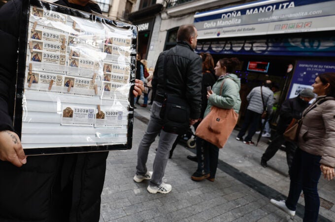 Colas frente a la céntrica administración de lotería de Doña Manolita, en Madrid, una de las que más décimos vende en toda España