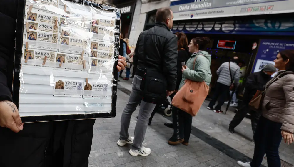 Colas frente a la céntrica administración de lotería de Doña Manolita, en Madrid, una de las que más décimos vende en toda España
