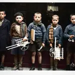 Niños en el orfanato de Valencia, 1938. Fotografía coloreada por Jordi Bru