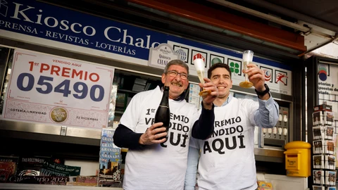 Empleados de El Quiosco Chalo de Plaza Nueva, en el centro de Granda, celebran que han vendido el Gordo de la Lotería de Navidad, correspondiente al número 05490. Álex Cámara / Europa Press