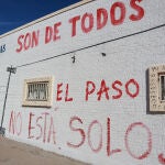 Fotografía de un muro con el mensaje "El paso no está solo...", en El Paso (Estados Unidos)