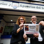 ZARAGOZA, 22/12/2022.- Los propietarios de la administración 'Lotería del Rosario' posan con una réplica del número 38454, uno de los quintos premios de la Lotería de Navidad 2022, este jueves en Zaragoza. EFE/ Javier Cebollada