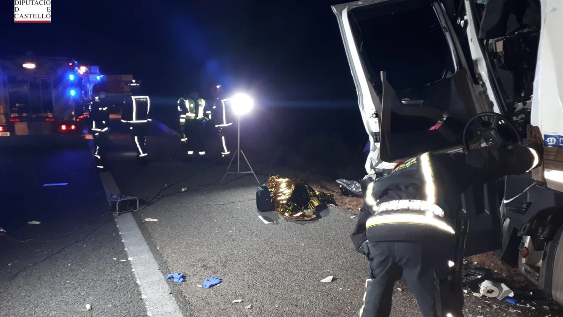 Bomberos de la Diputación de Castellón en un accidente en la AP-7