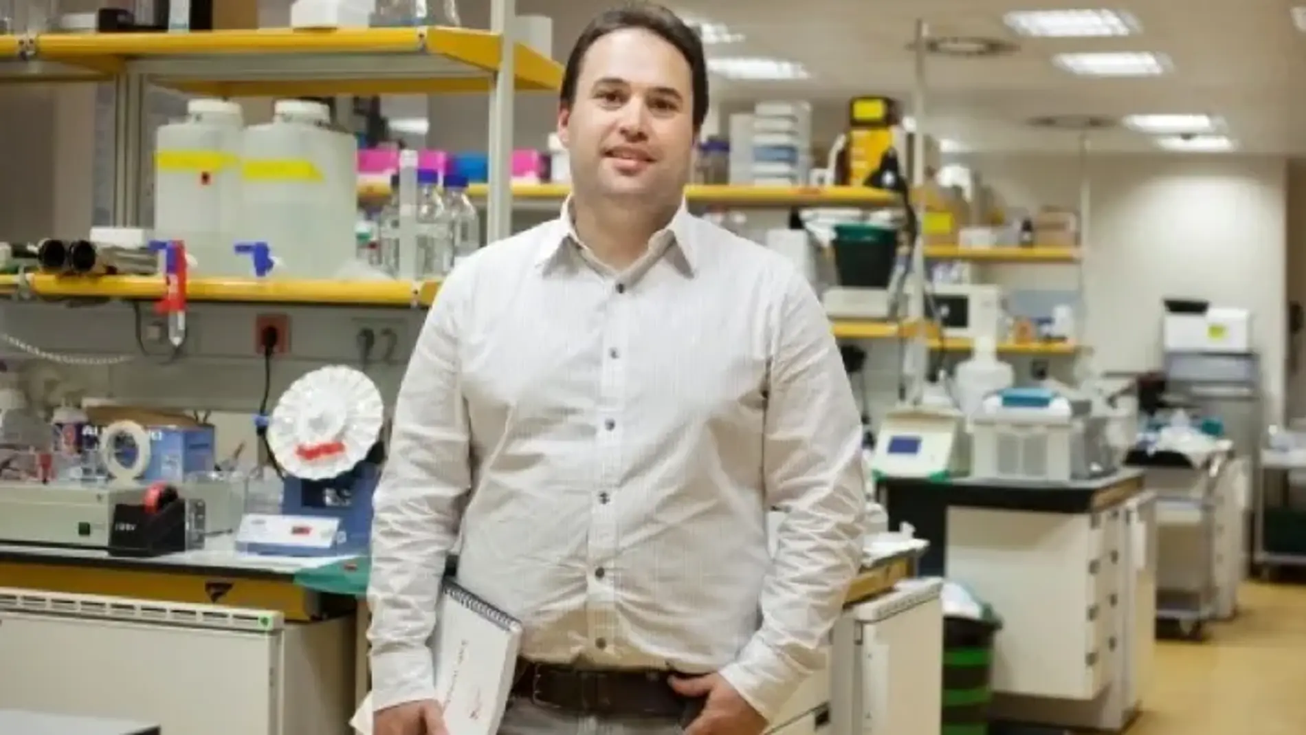 El investigador galardonado Héctor Peinado