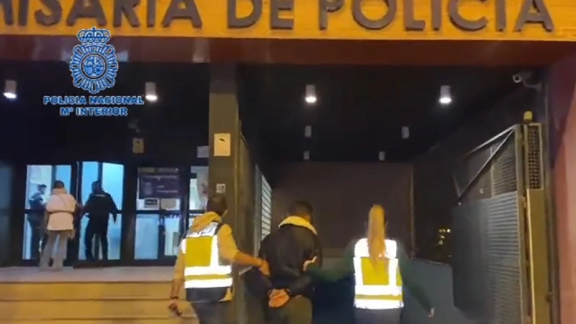 El detenido, esposado, en la Comisaría de Policía Nacional del barrio de El Carmen