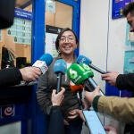 Yoana, encargada de la administración de Lotería "Doña Juanita" que ha vendido el tercer premio a la empresa Tragsatec