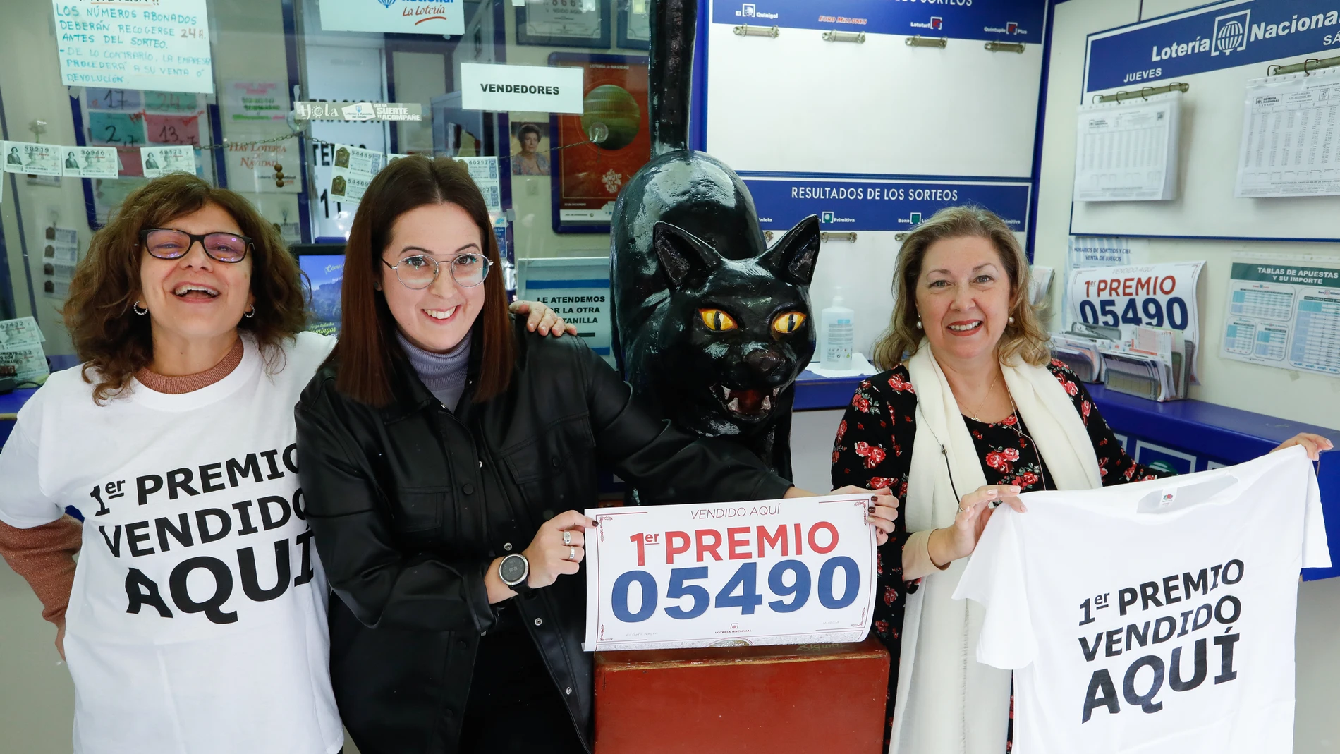 Empleados de la administración situada en la calle Trapería celebran que han vendido parte del número 5490 correspondiente al 'Gordo' del Sorteo Extraordinario de la Lotería de Navidad, a 22 de diciembre de 2022, en Murcia,