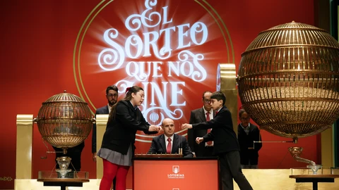 Daniela Laborde Valverde canta los números junto a su compañero Francisco Moreno Durán, que canta los premios, durante el sorteo de El Gordo de Navidad