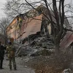 Agentes de policía revisan una escuela dañada por bombardeos rusos en Kramatorsk, Ucrania, en diciembre