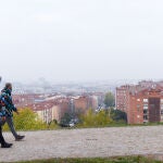 Dos hombres pasean por el parque del Cerro del 'Tío Pío' en Madrid