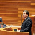 El consejero de Economía y Hacienda, Carlos Fernández Carriedo, defiende el proyecto de presupuestos