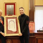 El alcalde de León, José Antonio Diez, entrega a Dani Martínez el título de Hijo Predilecto de la Ciudad