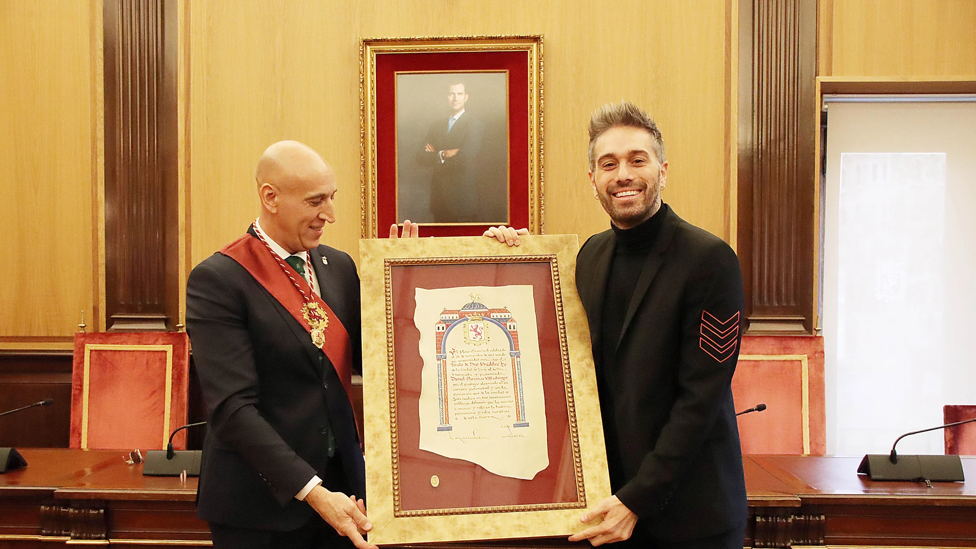 El alcalde de León, José Antonio Diez, entrega a Dani Martínez el título de Hijo Predilecto de la Ciudad