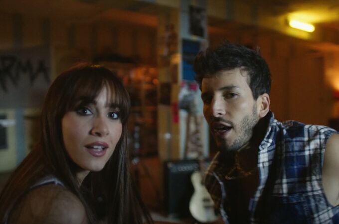 Aitana y Sebastián Yatra en un fotograma de su videoclip 'Las dudas'