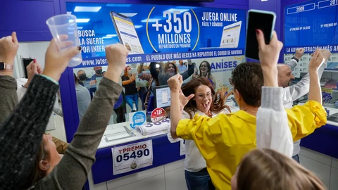 Los loteros de la administración número 3 de Manises celebran haber repartido 460.000 euros con la venta de un décimo del "gordo" de la lotería de Navidad, el 5.490, y de una serie del quinto 88.509, esta última íntegramente en ventanilla y a particulares
