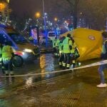 Sanitarios del Samur-PC atienden un accidente mortal entre una moto y un VTC