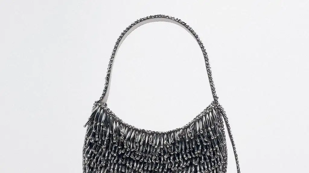 Bolso hombro abalorios, de Zara