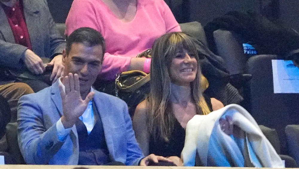 El presidente del Gobierno, Pedro Sánchez (i), acompañado de su esposa Begoña durante el concierto del cantautor Joan Manuel Serrat