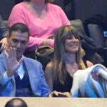 El presidente del Gobierno, Pedro Sánchez (i), acompañado de su esposa Begoña durante el concierto del cantautor Joan Manuel Serrat