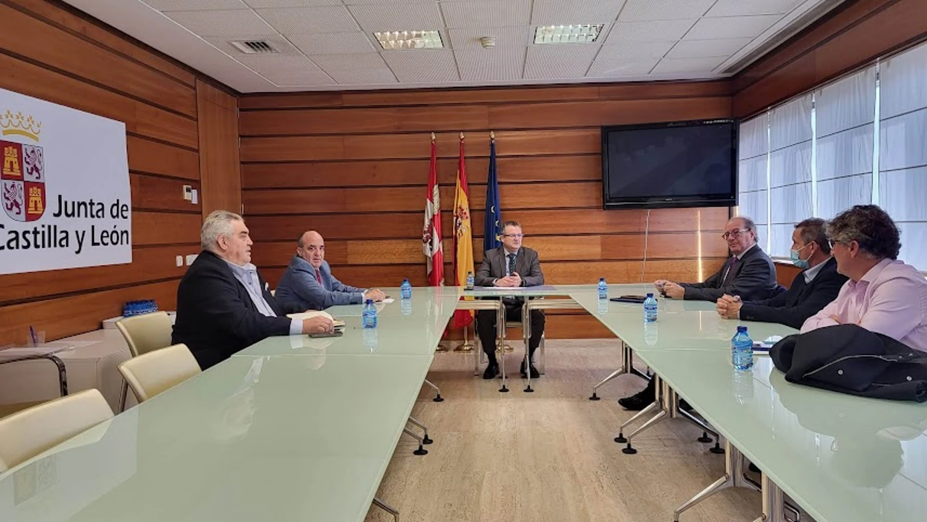 Reunión del consejero Gerardo Dueñas con los representantes del Consejo de Colegios Oficiales de Veterinarios de Castilla y León