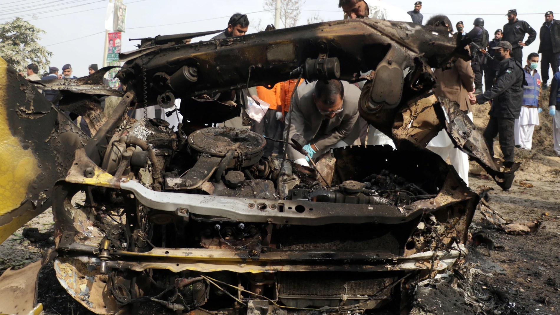 Agentes de seguridad paquistaníes inspeccionan el escenario de un ataque suicida perpetrado en Islamabad