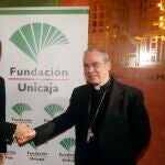 El presidente de la Fundación Bancaria Unicaja, José M. Domínguez, y el obispo de Málaga, Jesús Catalá, en la firma del convenio