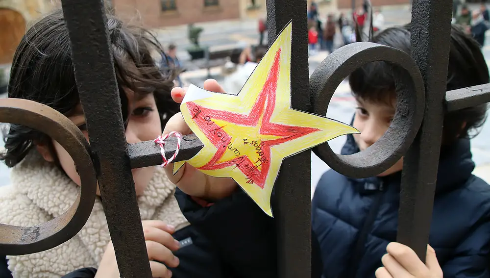 Encendido de velas y colocación de estrellas en la catedral de León