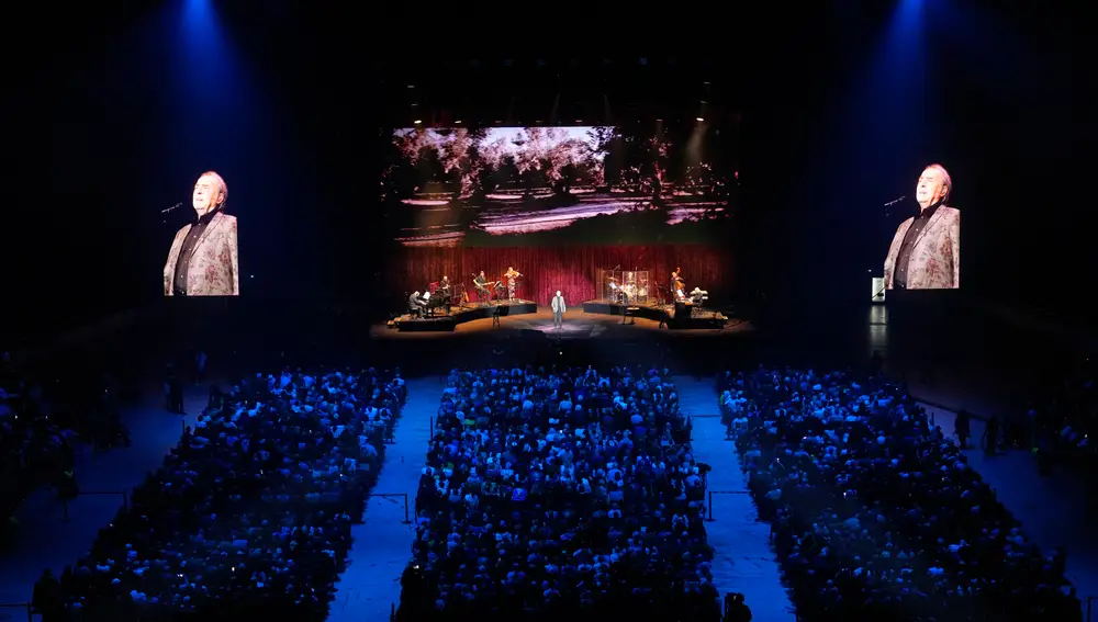 Una imagen del Palau Sant Jordi durante la actuación de Serrat durante su último concierto