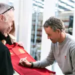 Luis Enrique firma una camiseta de la selección durante su visita a la fábrica de MMR