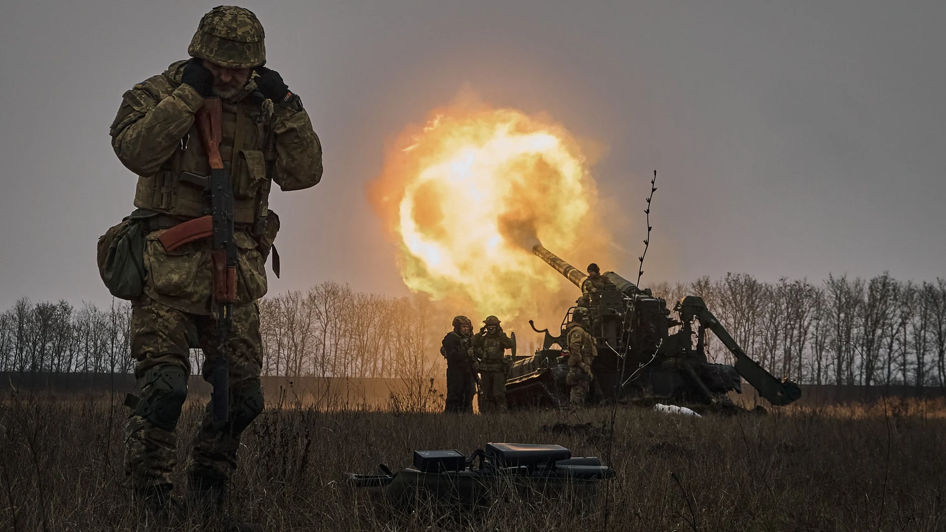 Soldados ucranianos abren fuego contra posiciones rusas cerca de Bajmut, en la región de Donetsk