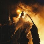 Bomberos ucranianos extinguen un incendio provocado por un dron ruso en Kyiv